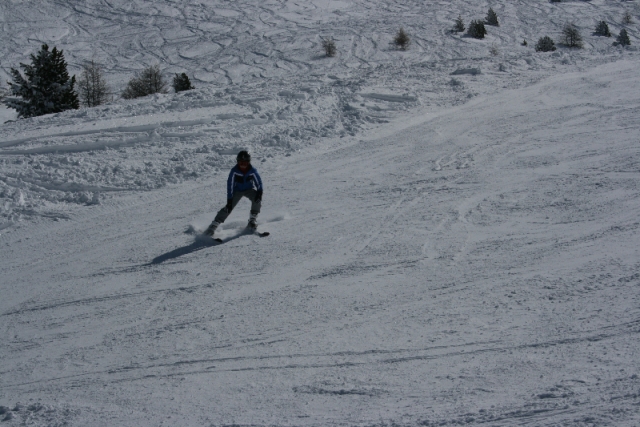  na neve esquiando 